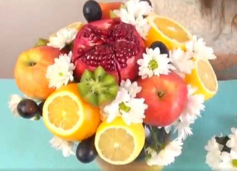 Как составить фруктовый букет с цветами