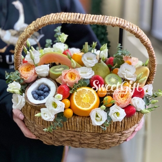 Корзина с фруктами и цветами 